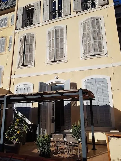 Superbe 2 Pieces Avec Grande Terrasse, Classe *** Marselha França